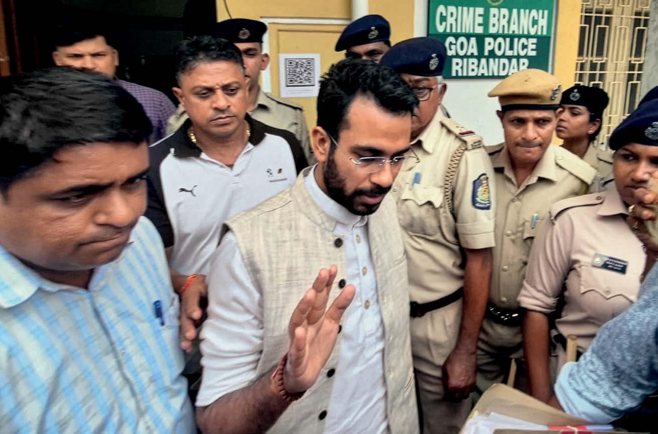 एक संत पर सियासी घमासान